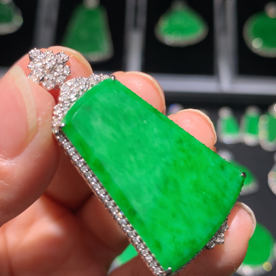 翡翠颈饰18K金镶嵌翡翠