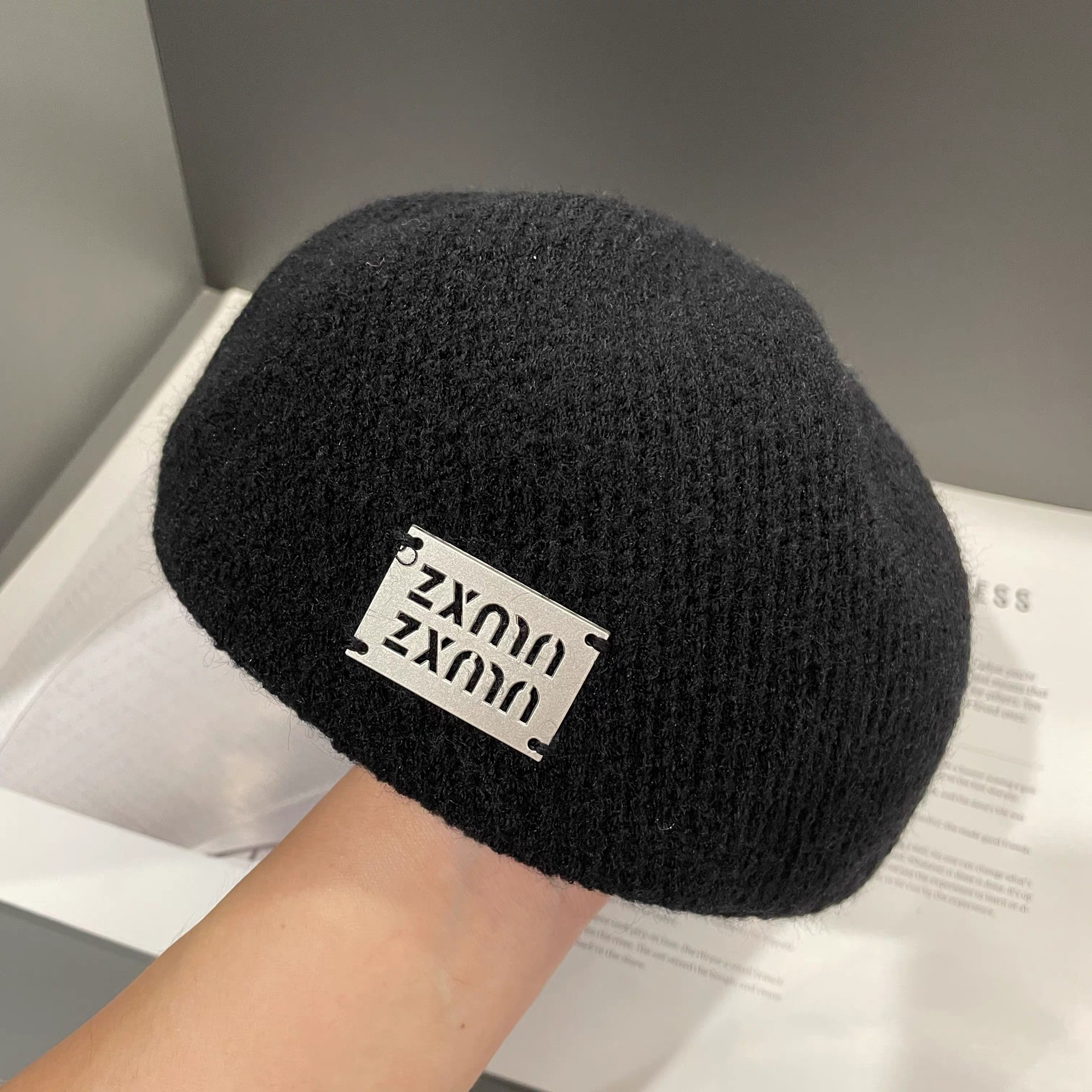 新款反戴前进帽子女秋冬韩版金属标贝雷帽大头围针织百搭报童帽潮
