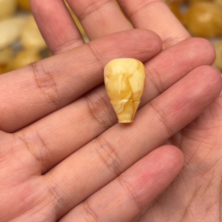 琥珀未镶嵌颈饰蜜蜡
