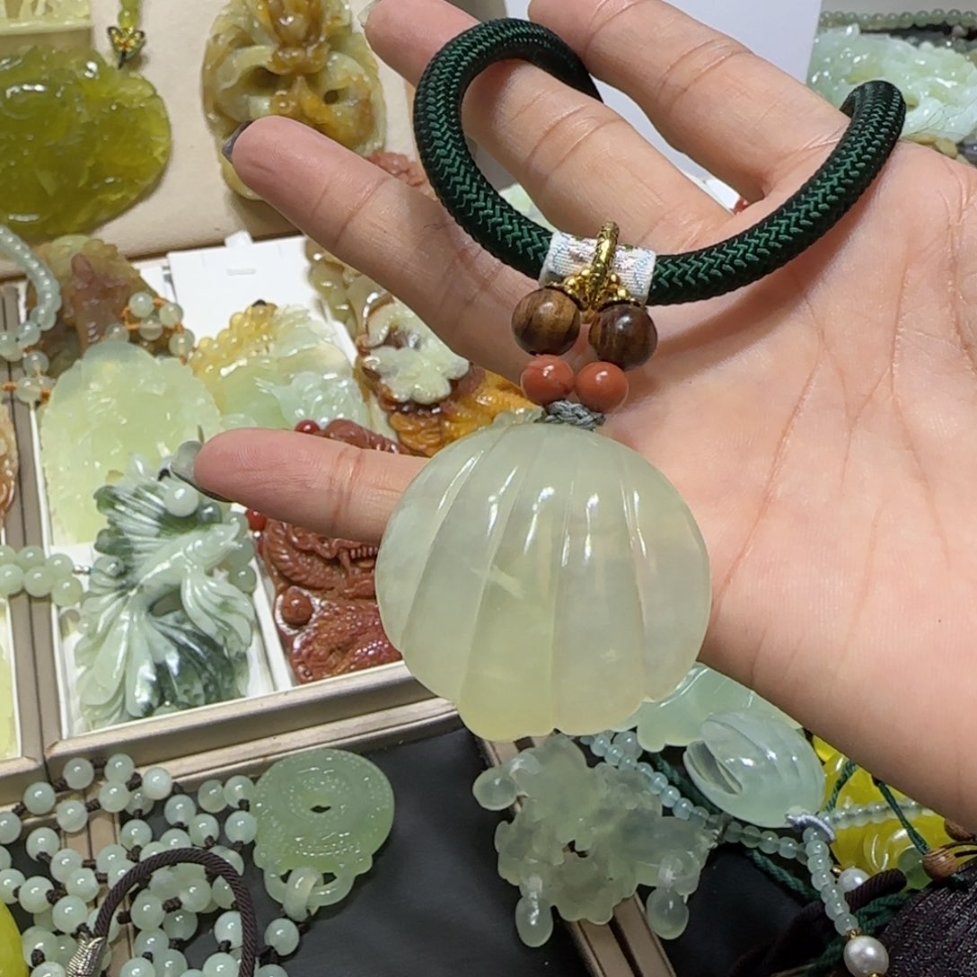 未镶嵌蛇纹石玉吊坠