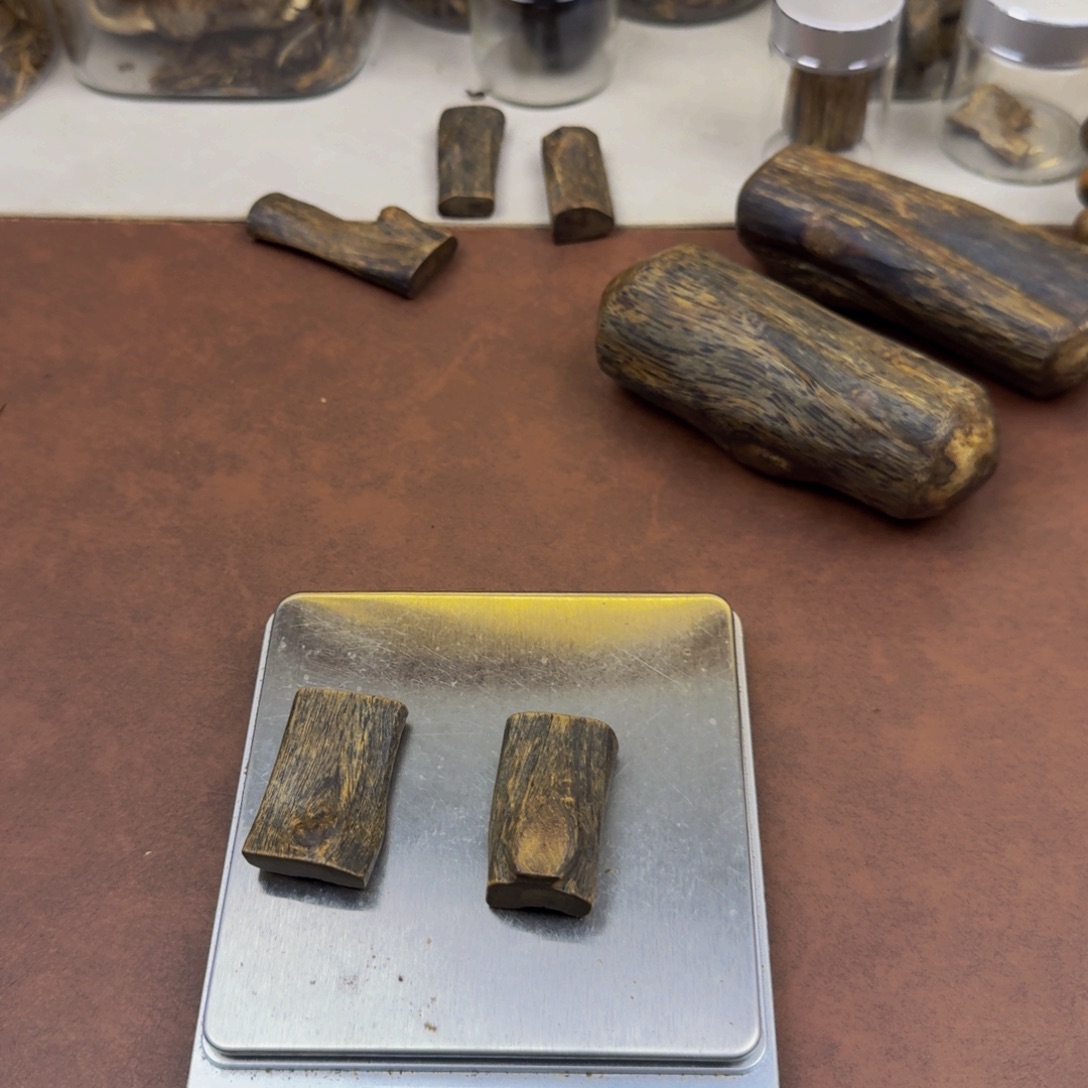 云****沉香碎屑沉香海南莺歌绿沉水老料15.78克