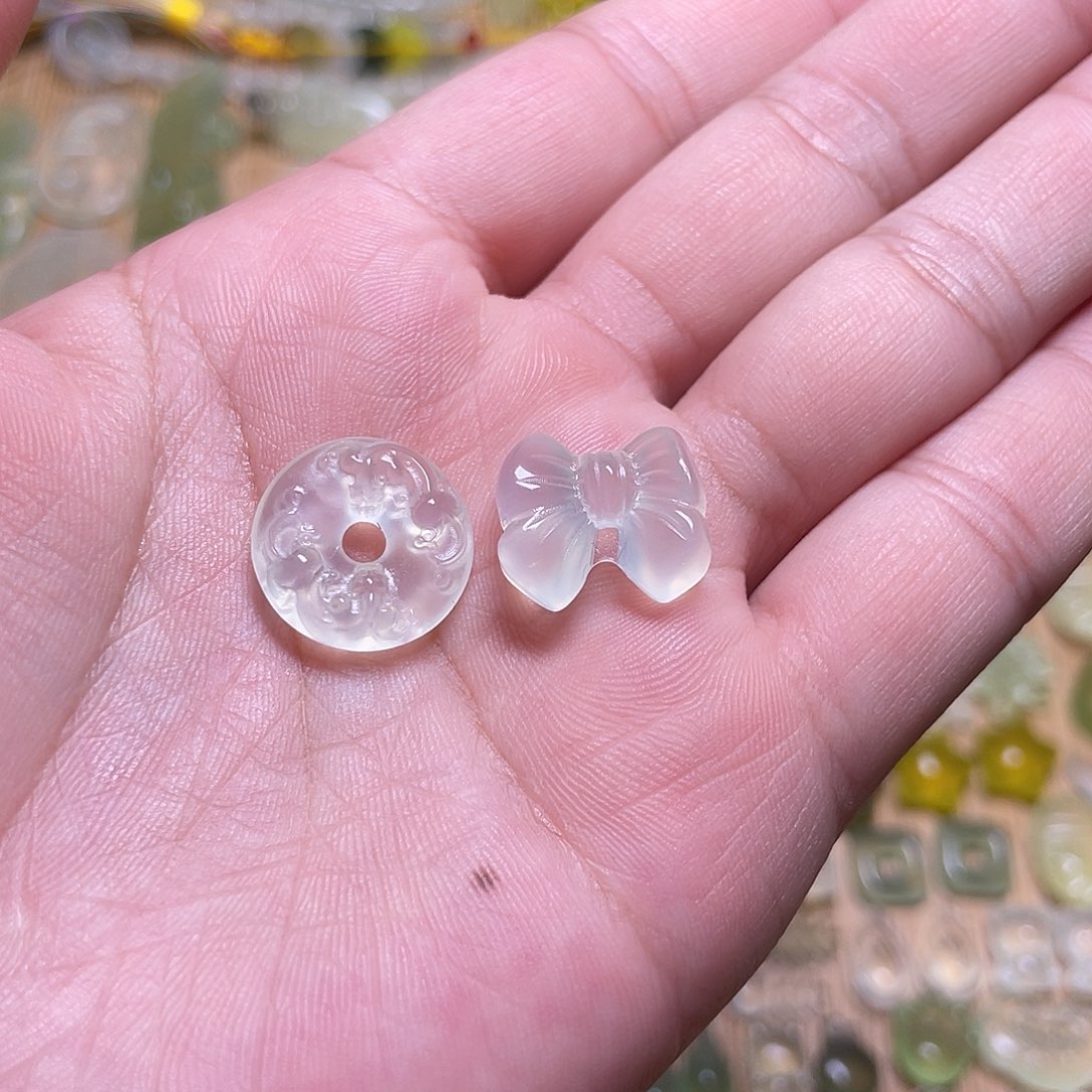 布****未镶嵌蛇纹石玉吊坠