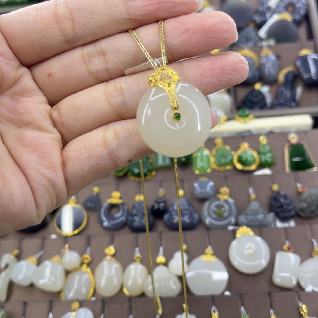 和田玉18K金镶嵌吊坠(赠链)