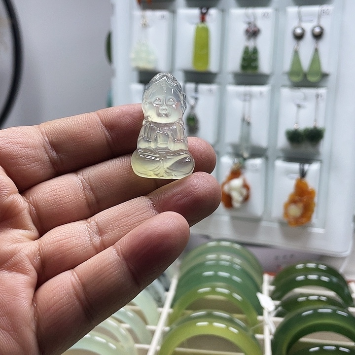 蛇纹石玉颈饰未镶嵌