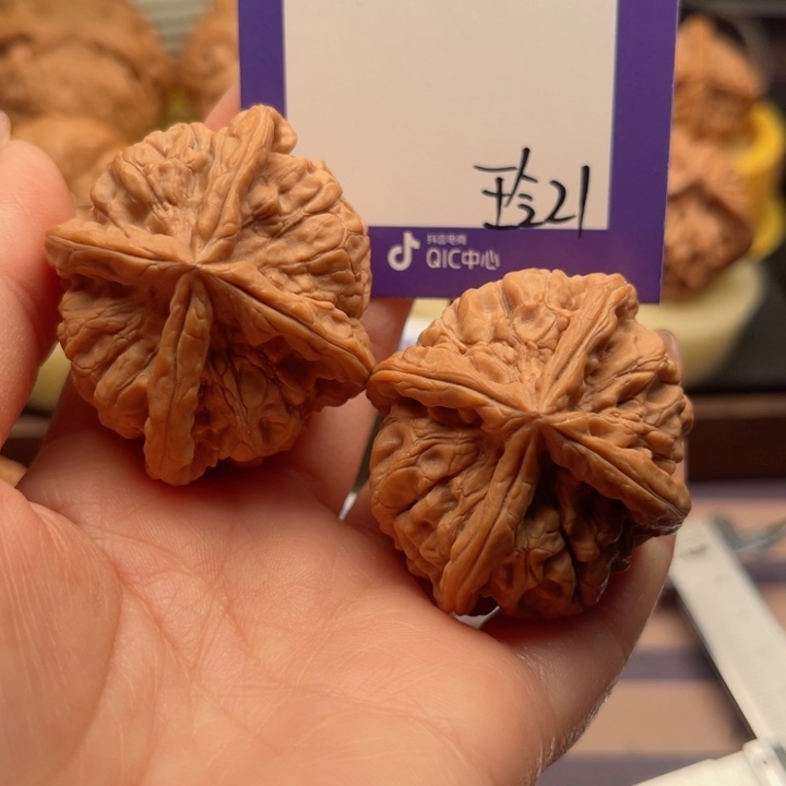 吊坠文玩核桃岁***情文玩核桃21