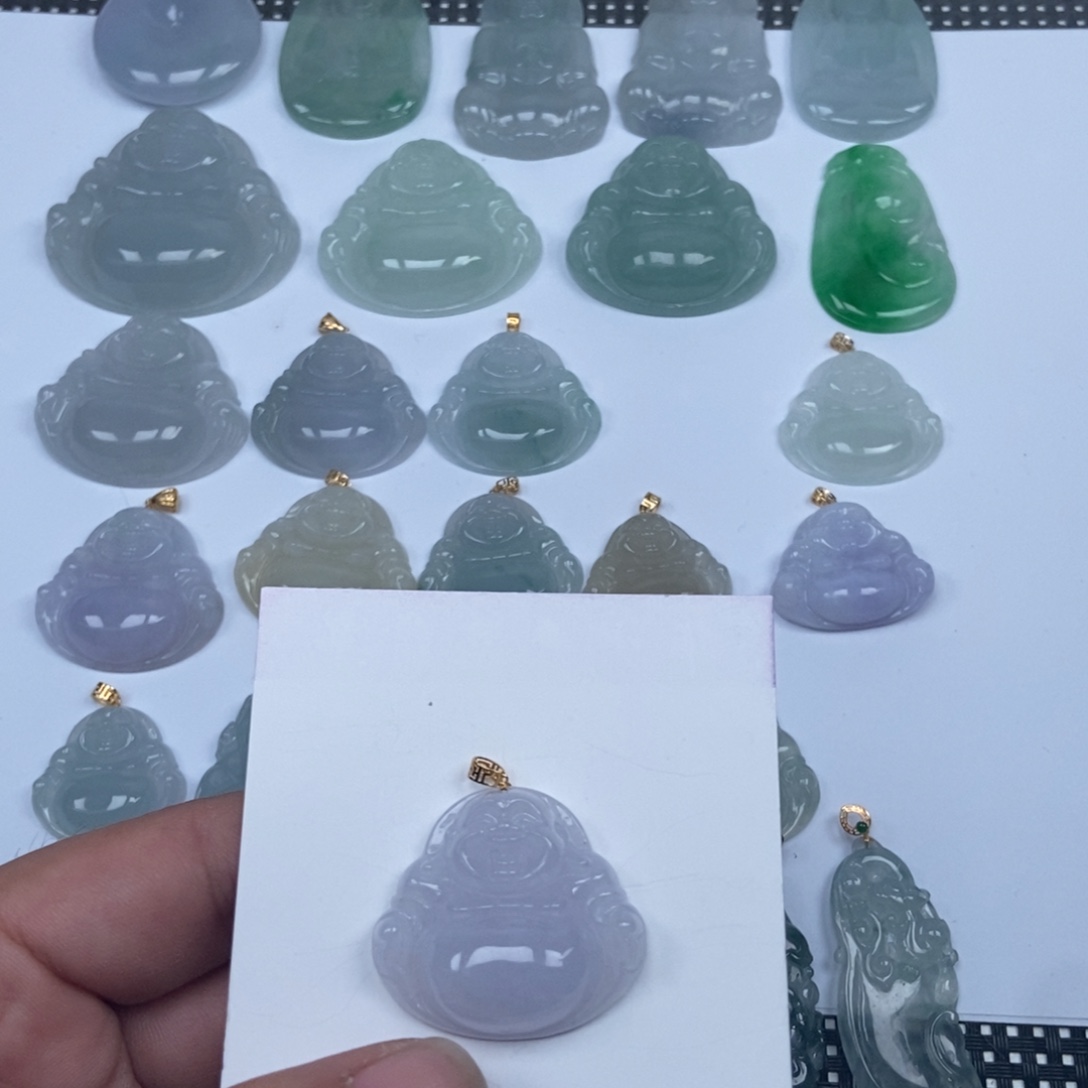 吕***娃翡翠未镶嵌颈饰缅甸天然A货翡翠