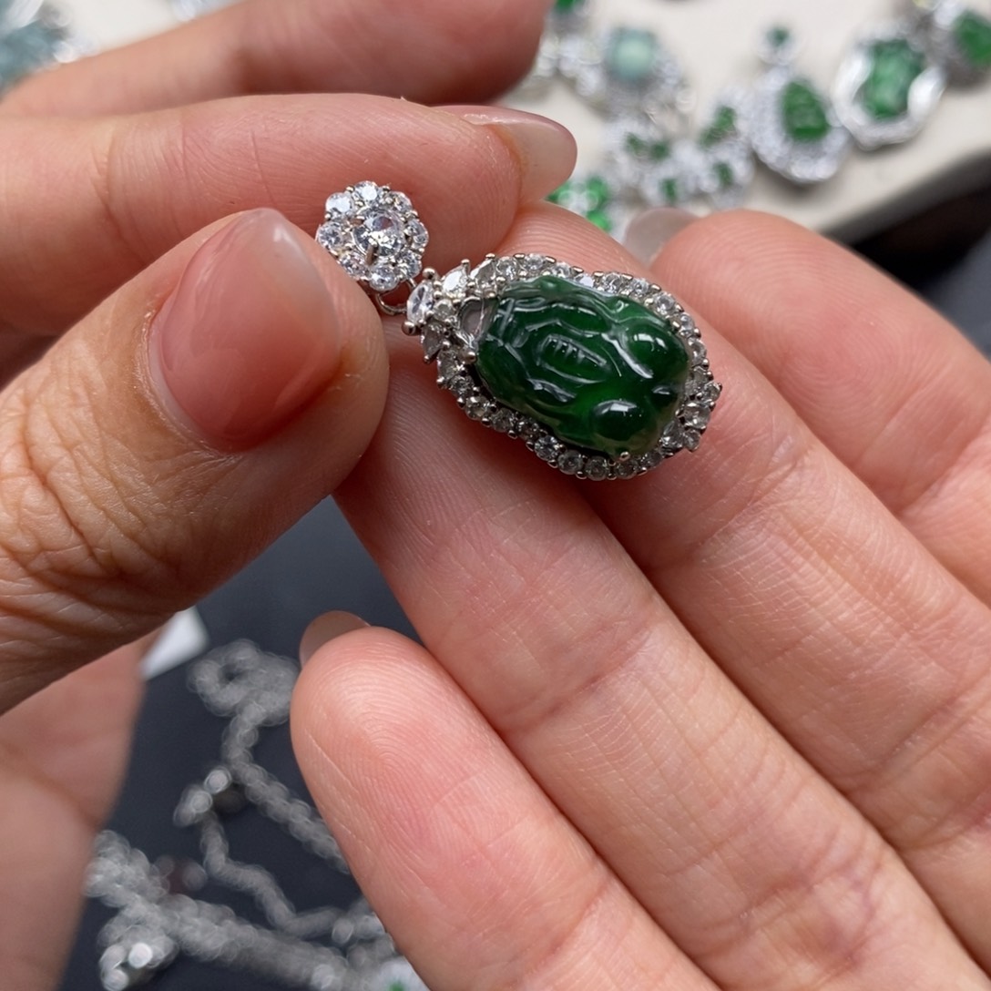 翡翠颈饰未镶嵌翡翠