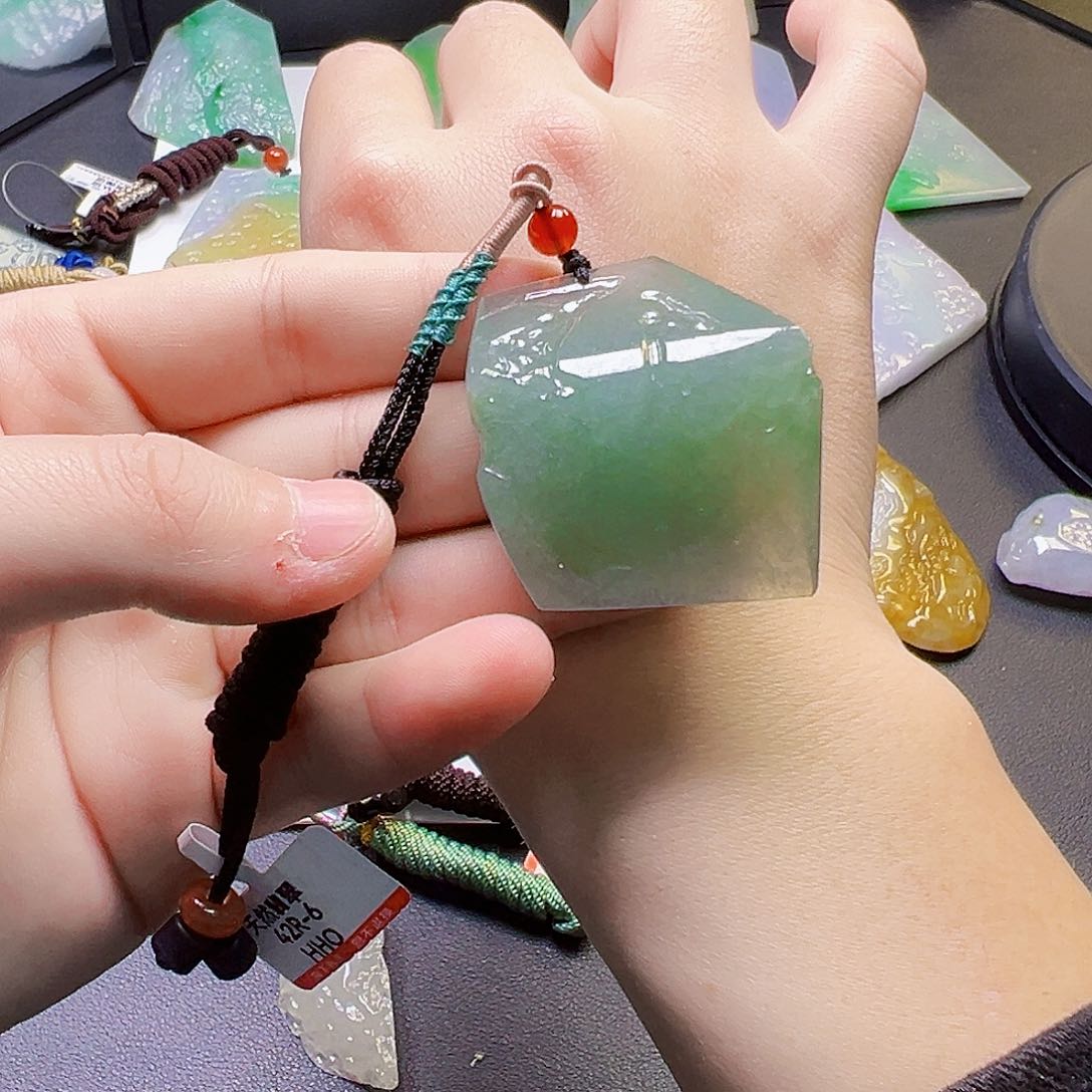 翡翠吊坠(赠链)未镶嵌