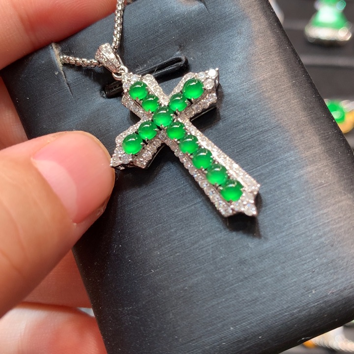 【闪购商品】颈饰18K金镶嵌翡翠翡翠