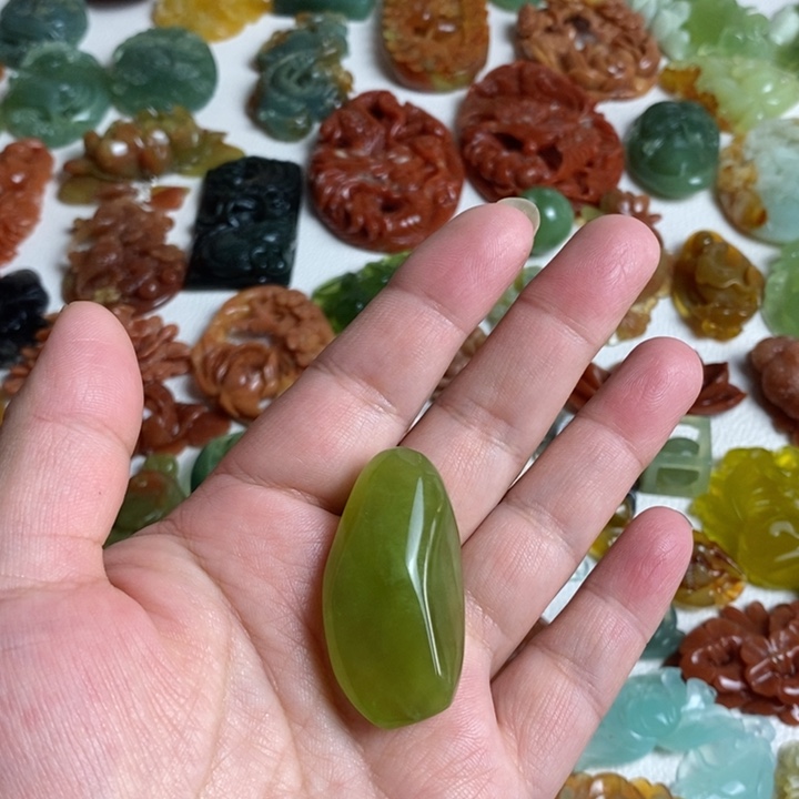 蛇纹石玉颈饰未镶嵌