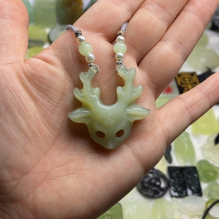 蛇纹石玉颈饰合金