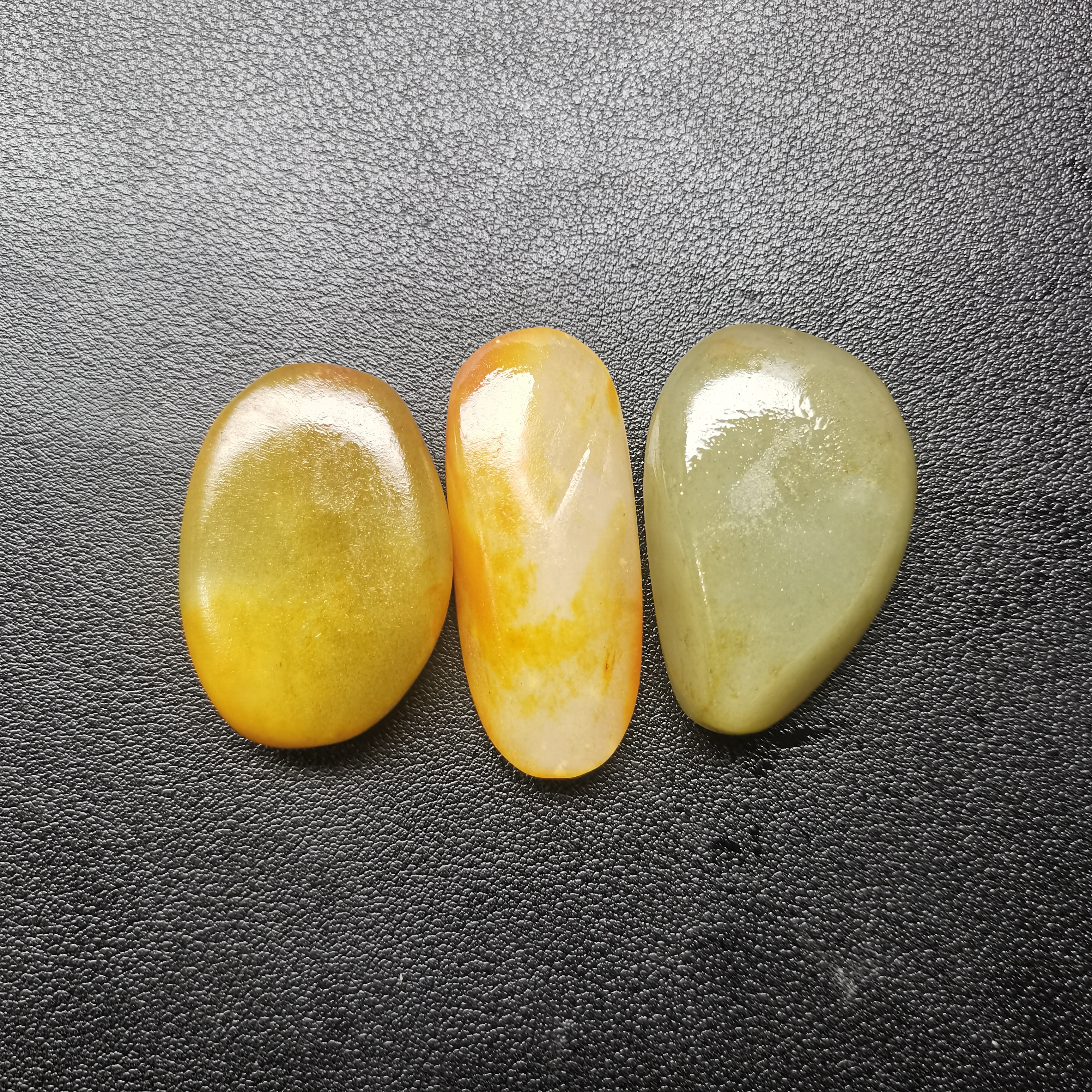 新疆和田玉原石籽三个挂件