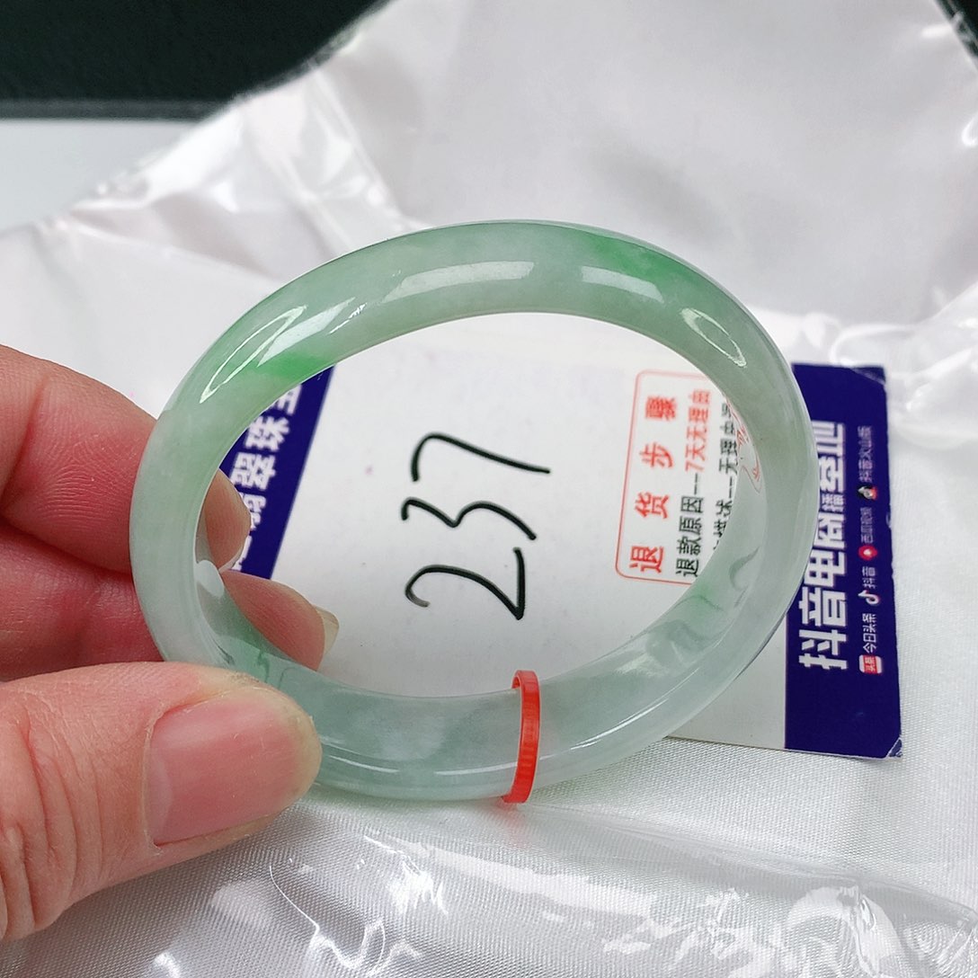 翡翠手镯未镶嵌翡翠