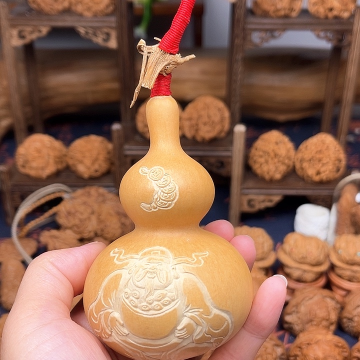 核桃把件葫芦雕刻财神