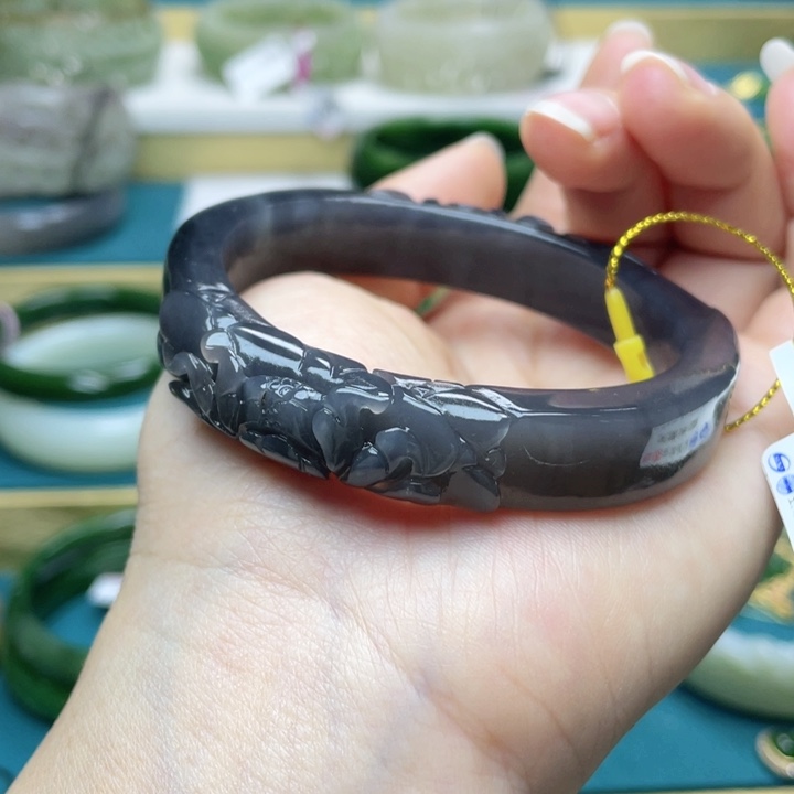 和田玉手镯59圈口。编号105贵妃镯未镶嵌