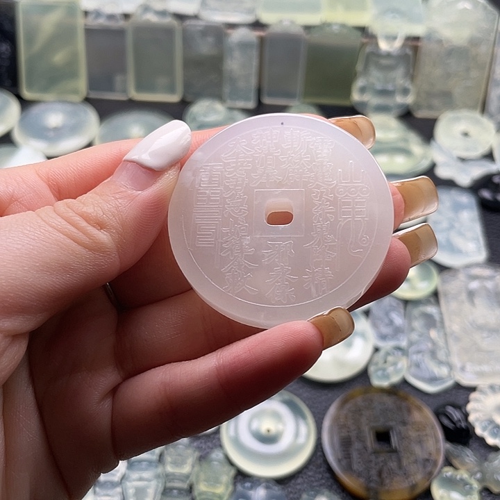 岫玉未镶嵌颈饰山鬼