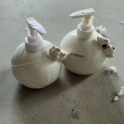 微瑕，不能明火，沐浴瓶约250毫升各一个