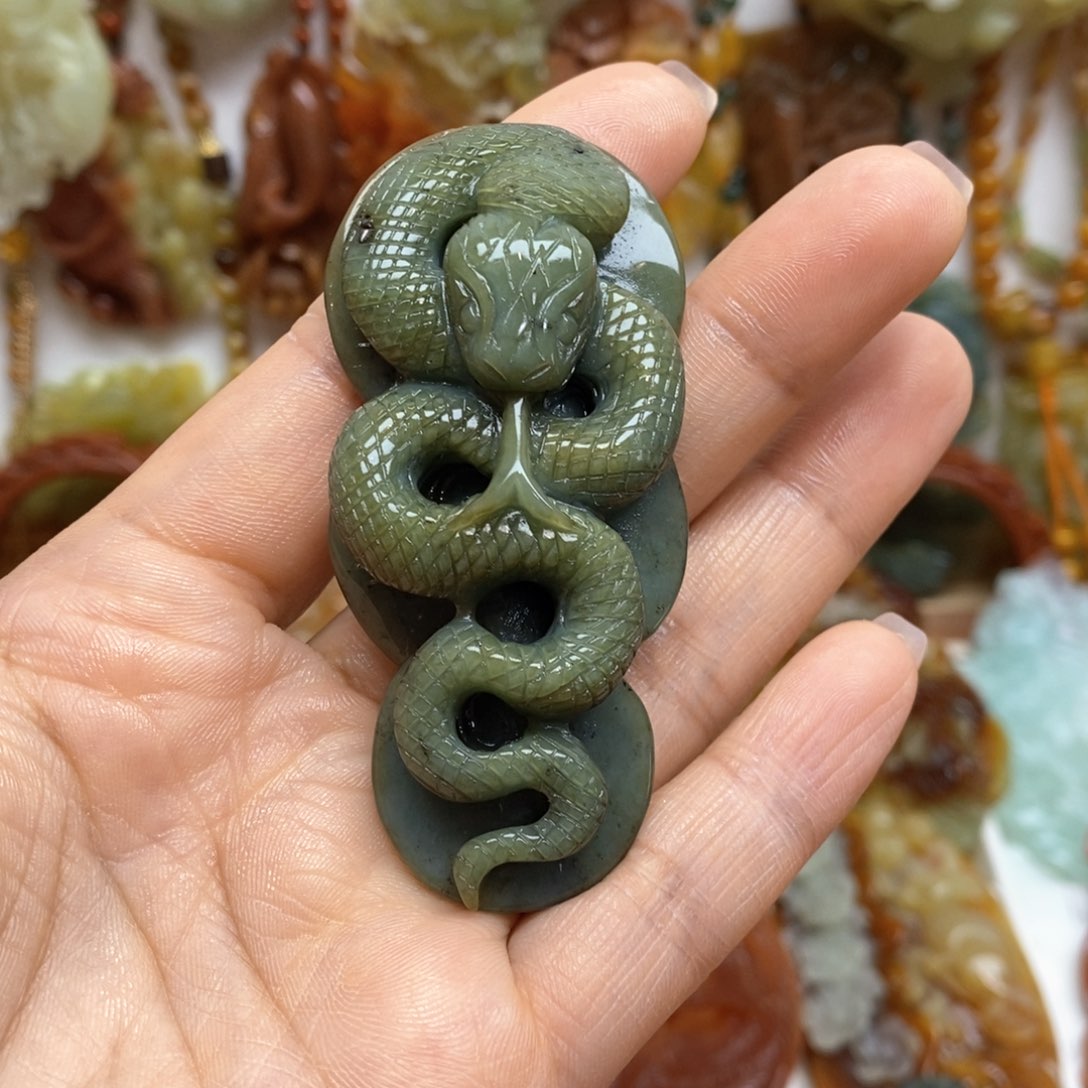 蛇纹石玉颈饰未镶嵌