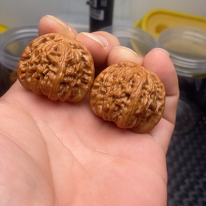 木质文玩核桃白狮子