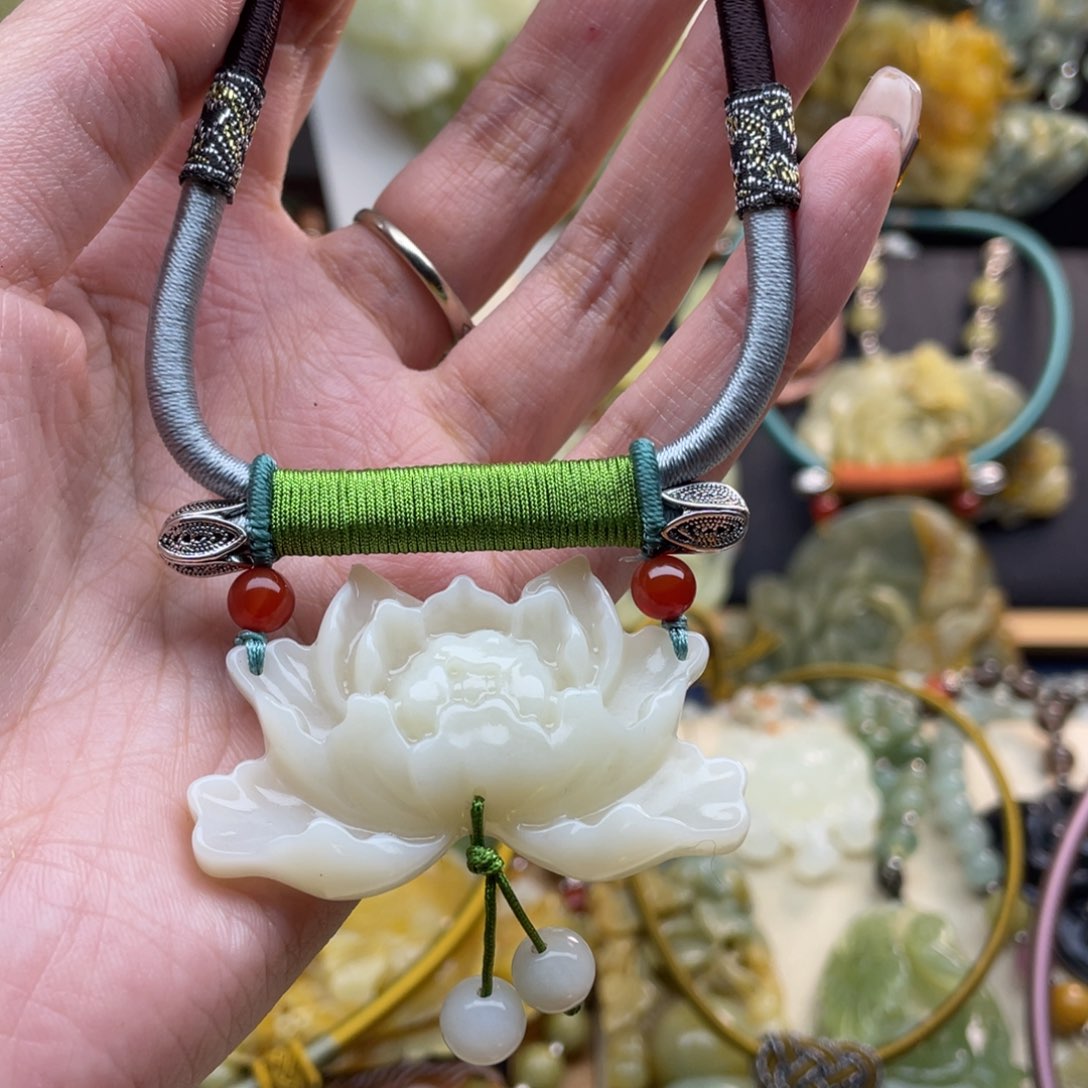 蛇纹石玉颈饰未镶嵌