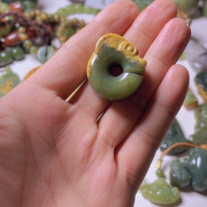 和田玉挂件未镶嵌龙*