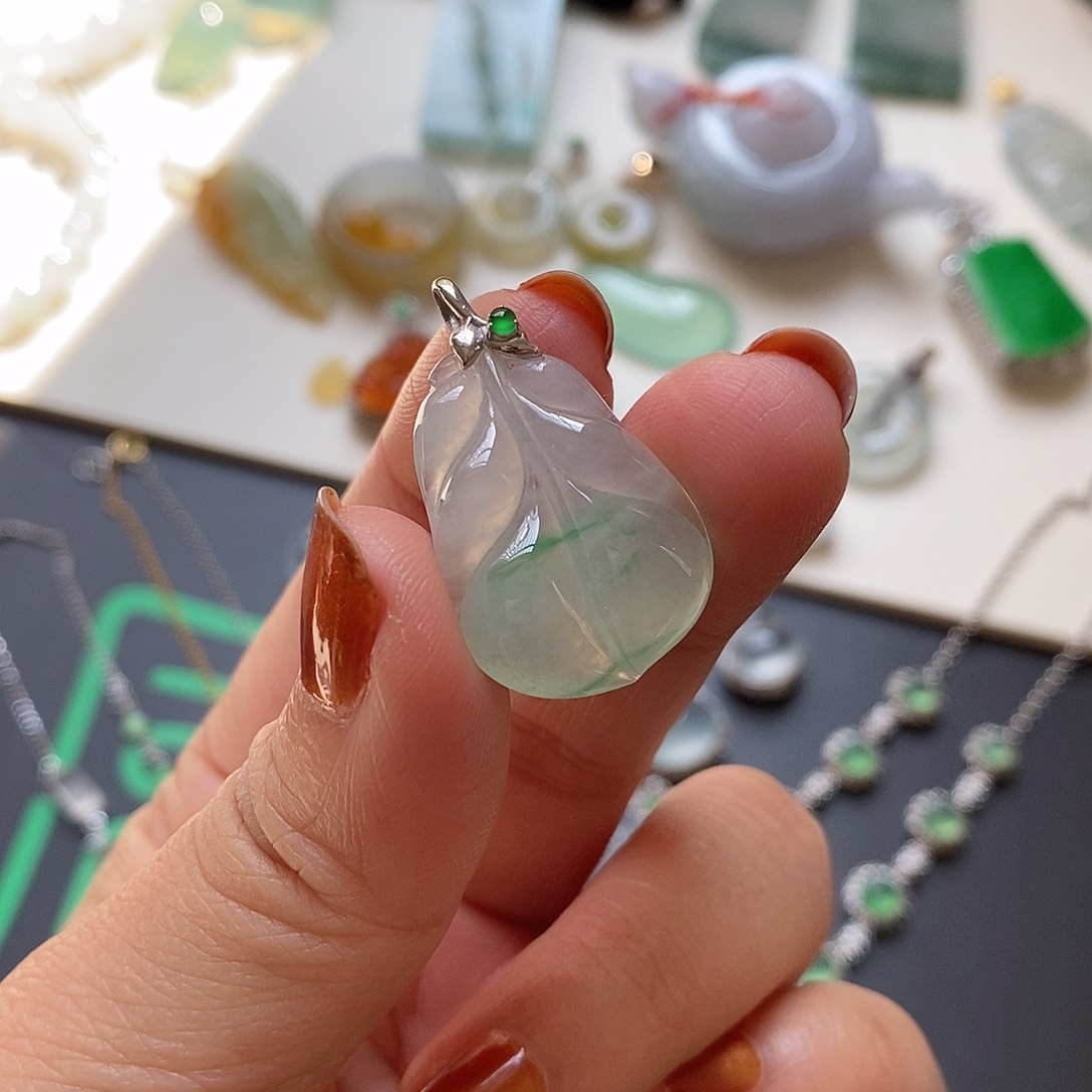 翡翠挂件18K金镶嵌绿花叶子