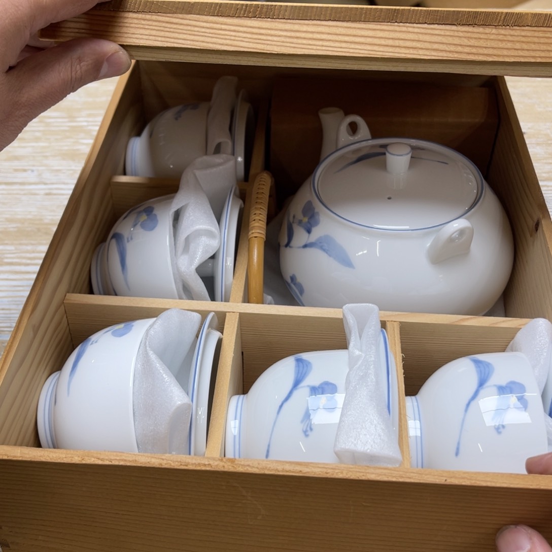 瓷片风*扯密密麻麻地排列着一个