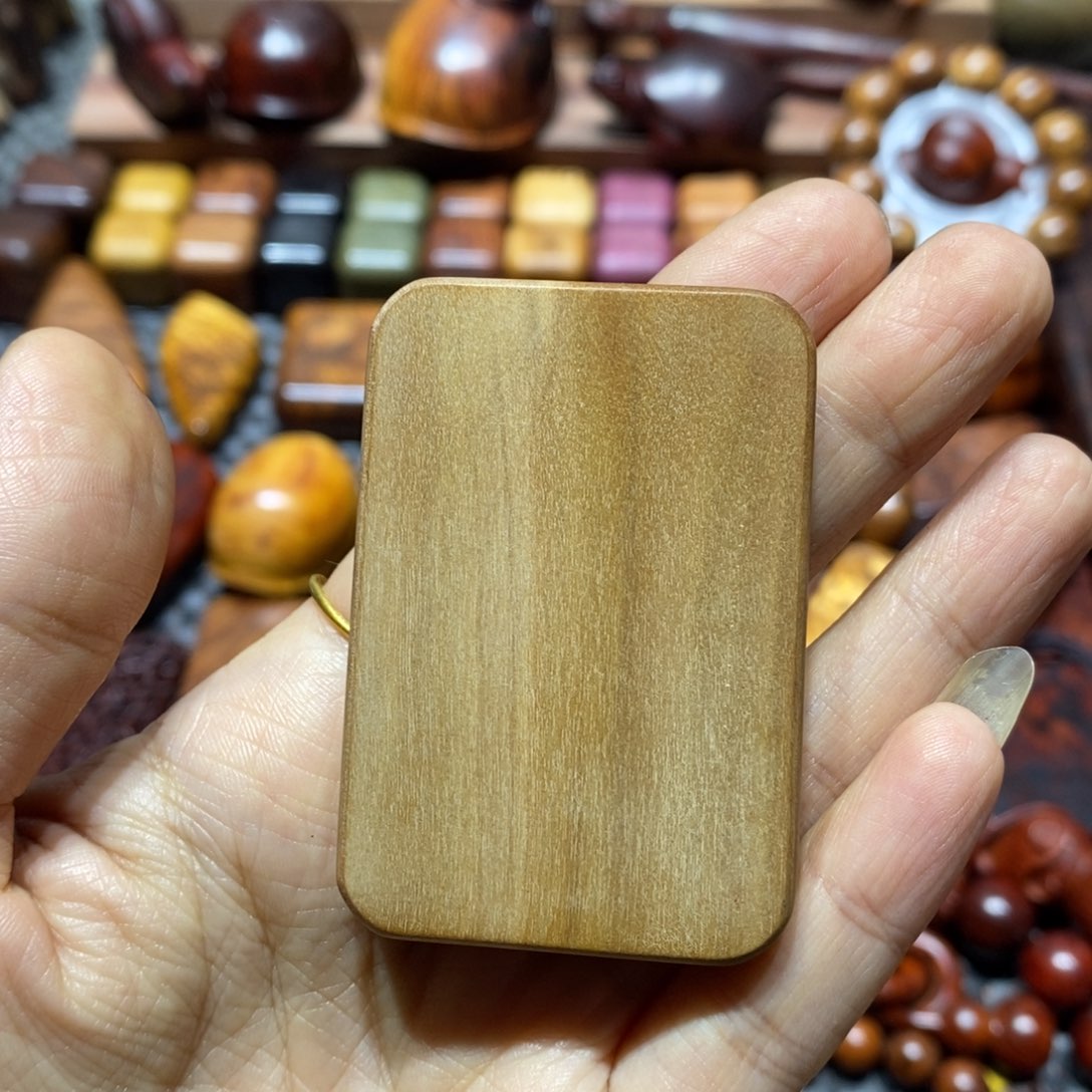 齐***胜木老山檀木块一个