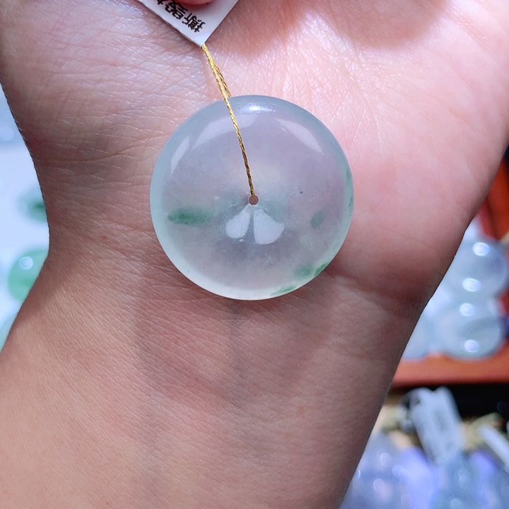 翡翠颈饰未镶嵌平安扣