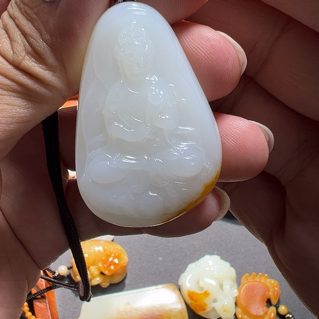 元***芳和田玉未镶嵌颈饰