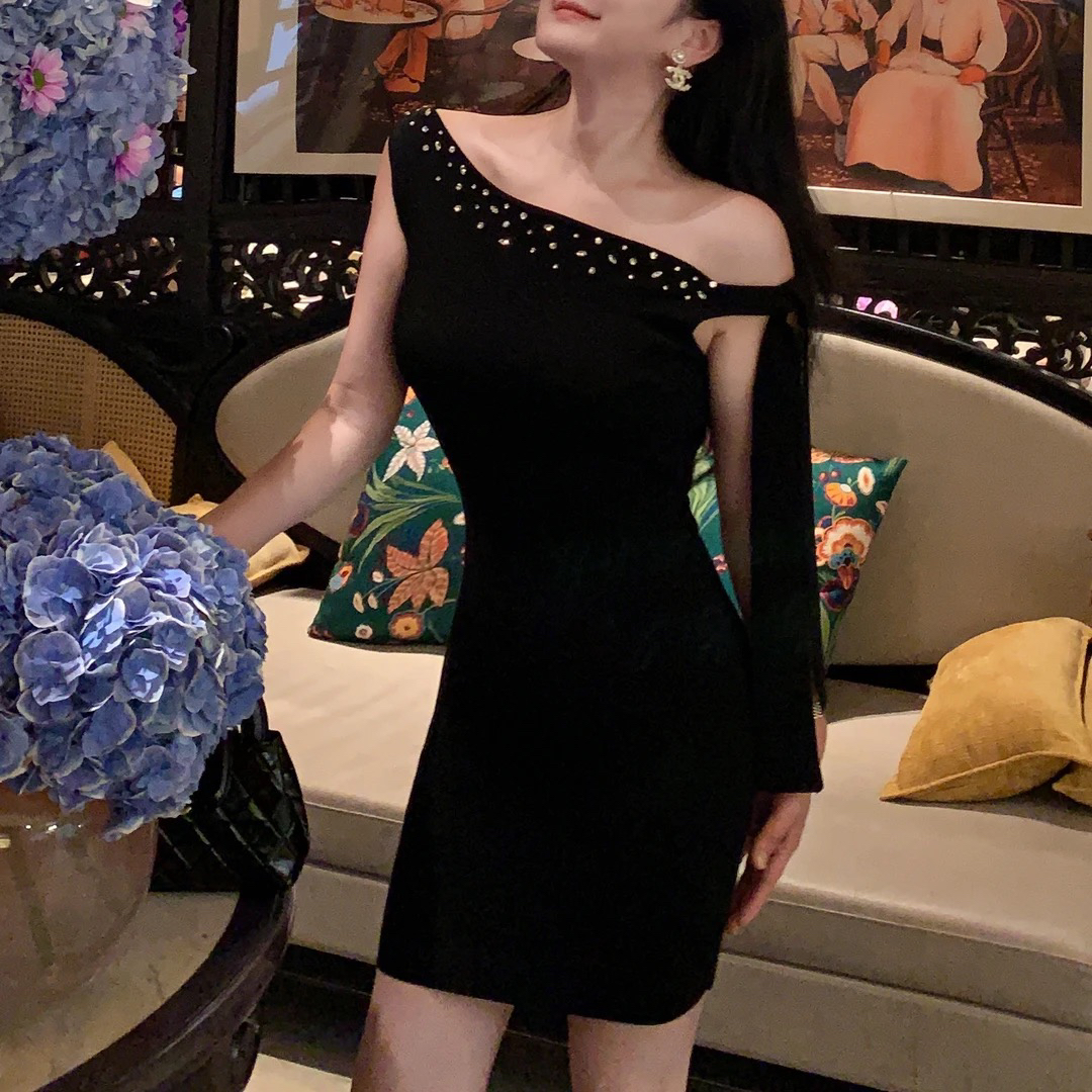 【魅鹊原创】52208 辣妹斜肩重工钉钻修身显瘦针织连衣裙