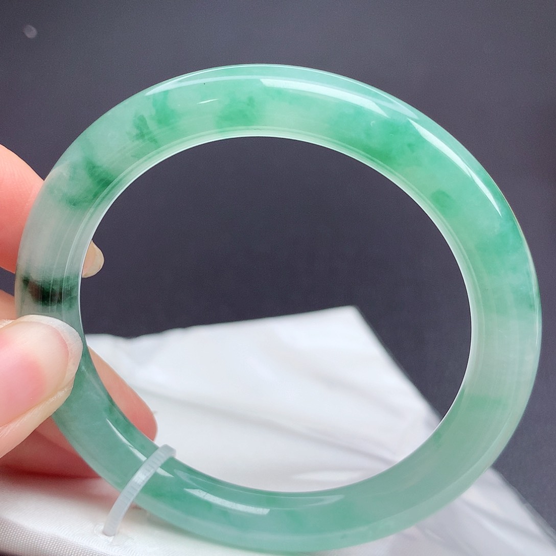 翡翠手镯（圆镯）未镶嵌54圈口