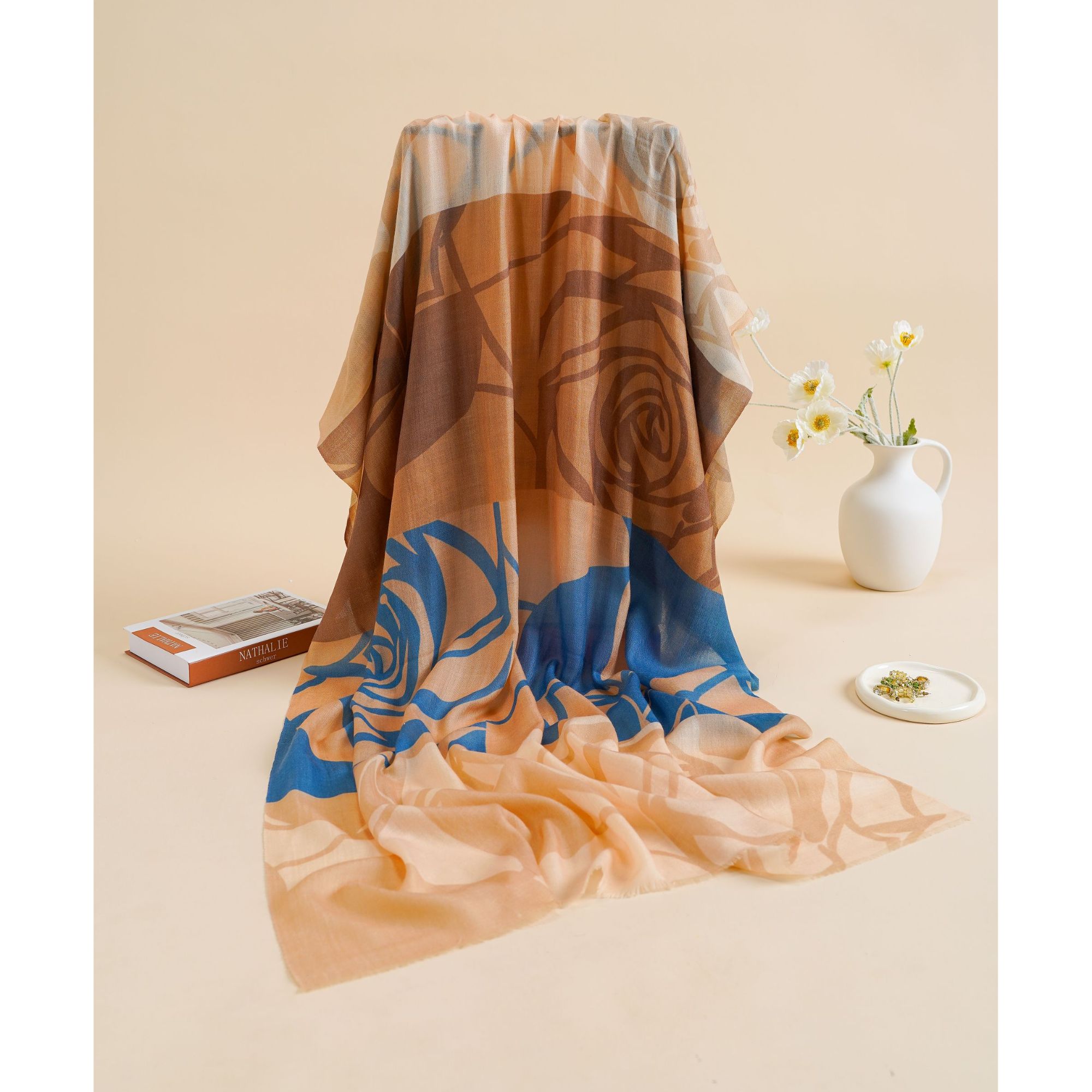 奢凌羊「珍藏」老钱气质秋冬季保暖披肩山茶花法式两用澳毛时尚围巾