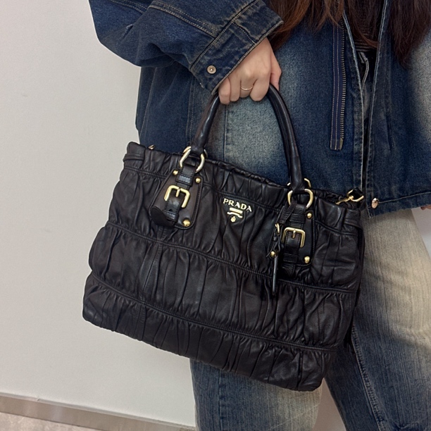 95新 Prada/普拉达 手提包托特包肩包时尚黑色褶皱皮质斜挎包单肩