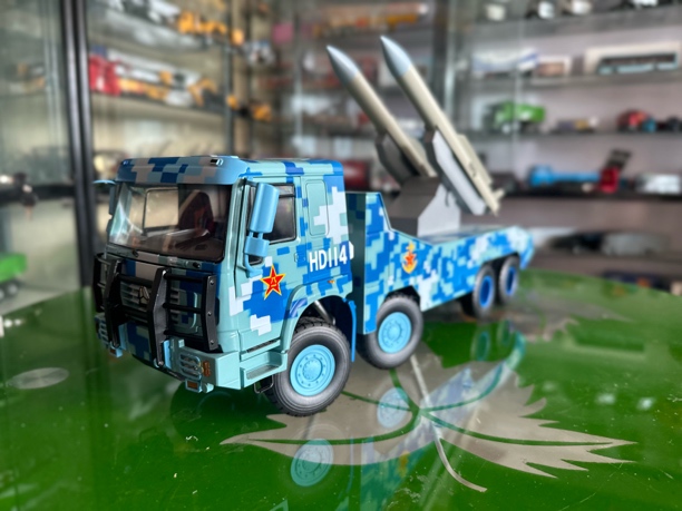 1:24重汽豪沃反舰导弹发射阅兵车模型原厂出品
