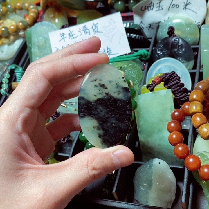 蛇纹石玉颈饰未镶嵌