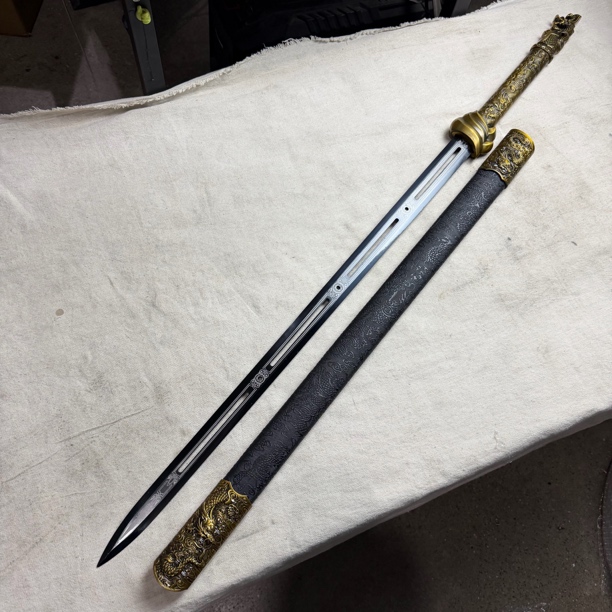 3343 龙泉昊天宝剑高锰钢一体锻打少师剑未开刃