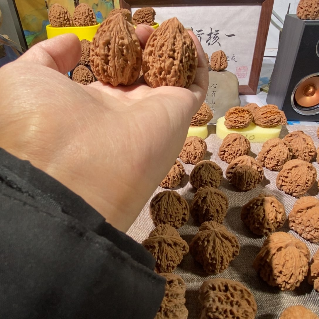 木质类塔尖的佛肚和佛龛