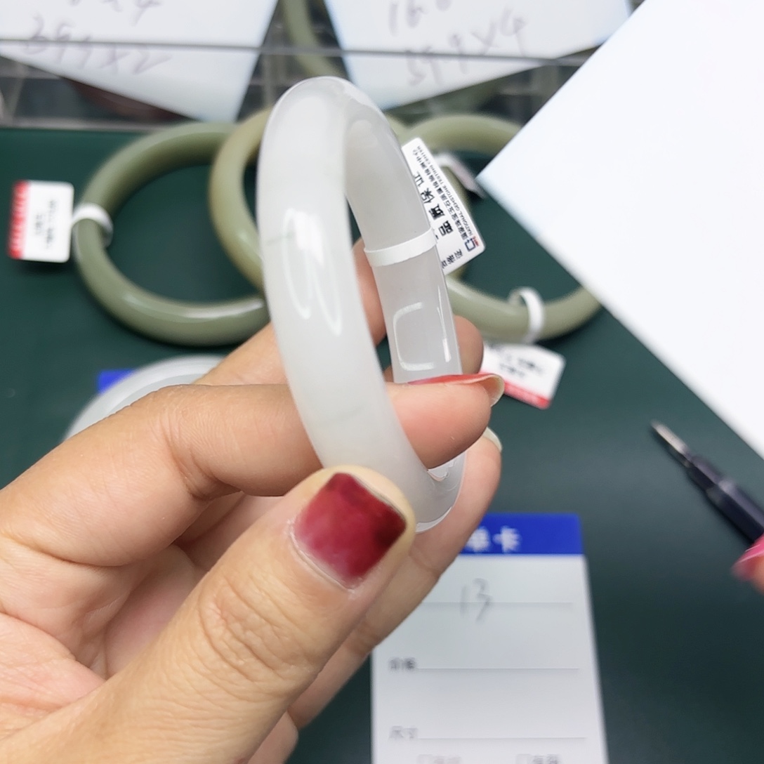 石英质玉未镶嵌手镯13/5453