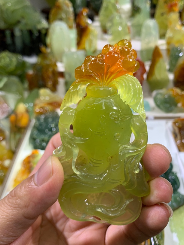 人生富贵。挂件。采用天然优质花玉精心雕刻而成巧雕俏色精雕