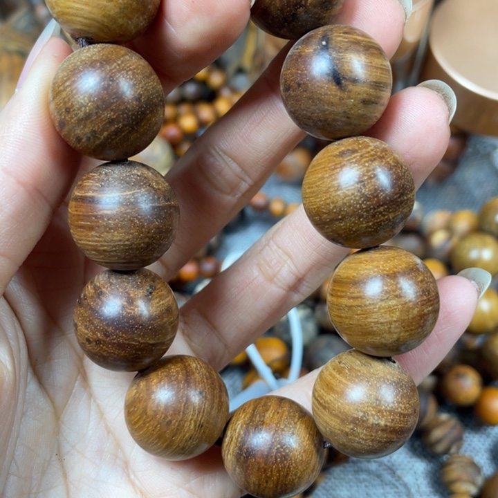 贡木把件瑕疵的手串