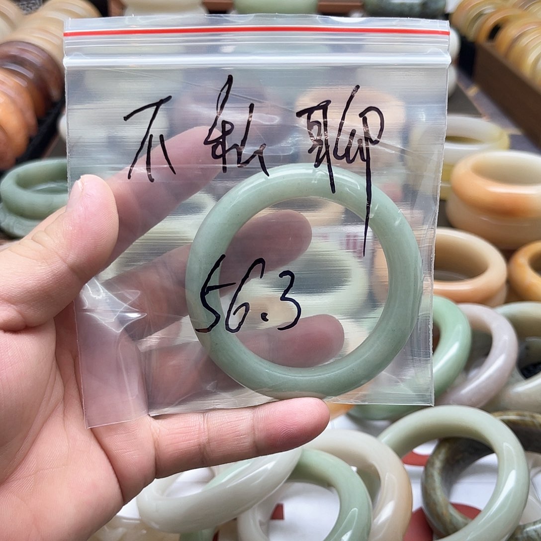 石英质玉手镯未镶嵌不*聊