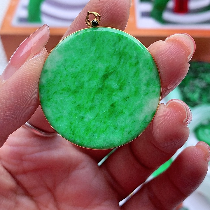 翡翠颈饰18K金镶嵌翡翠