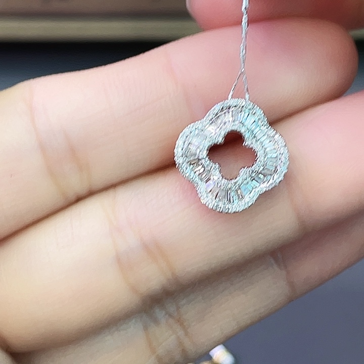 18K金镶嵌颈饰钻石四叶草吊坠