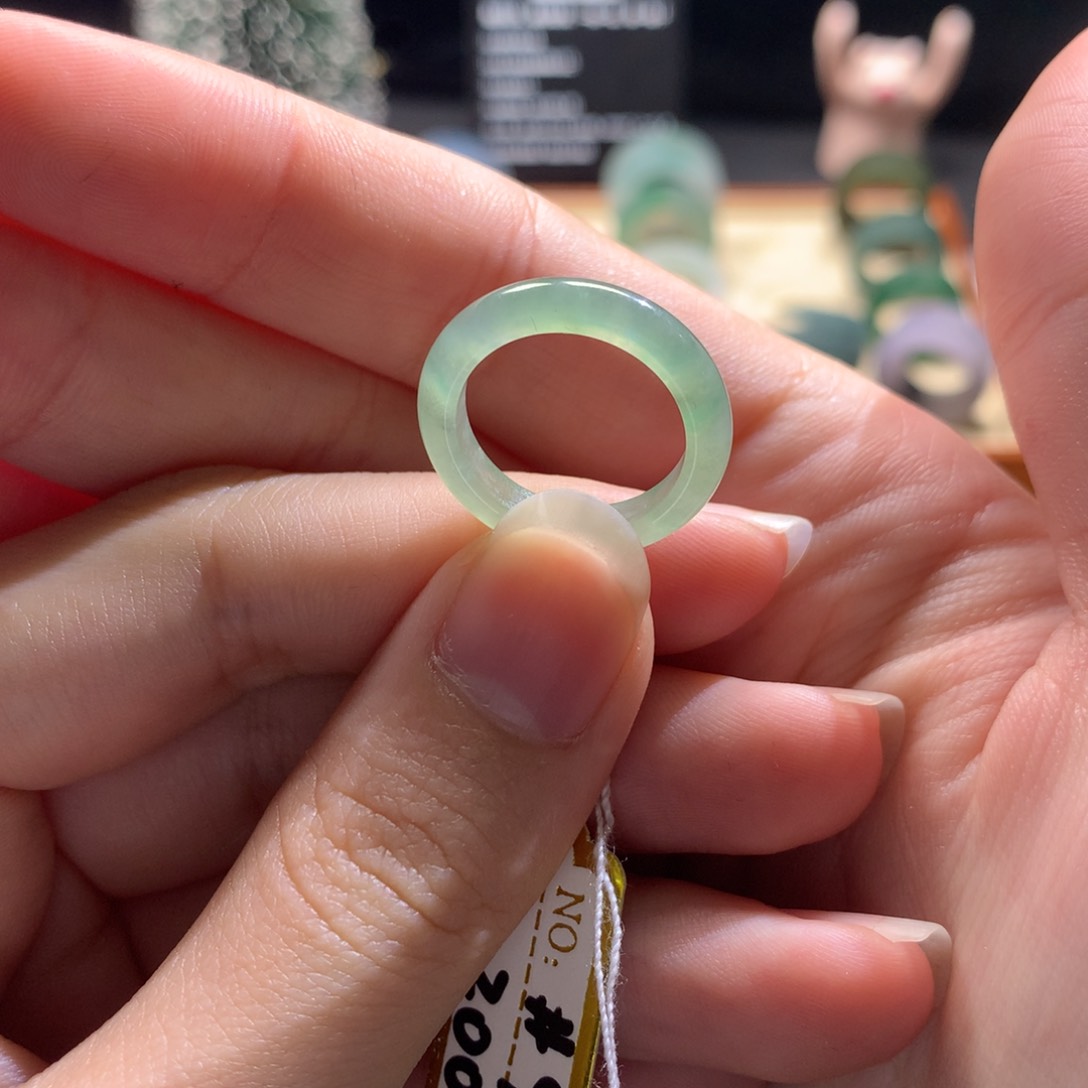 翡翠戒指未镶嵌是**尼翡翠戒圈 8-9