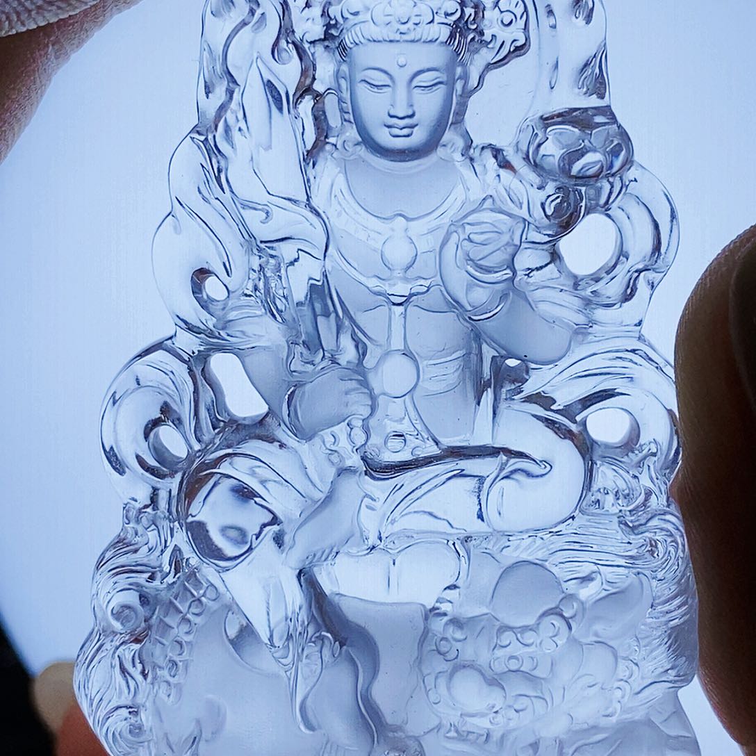 未镶嵌颈饰水晶红****。吊墜