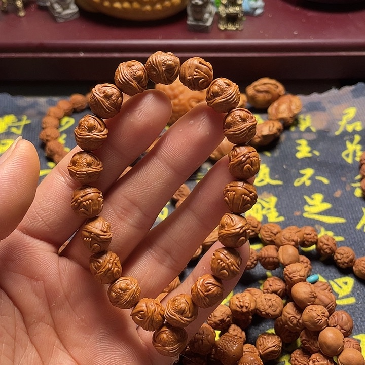 龙纹桃核雕刻吞金兽