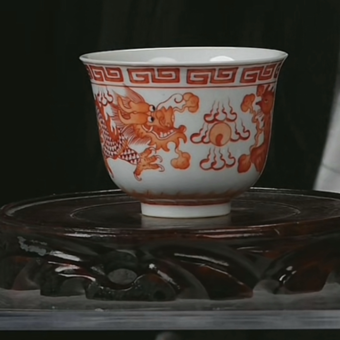 M矾红龙凤呈祥纹杯
