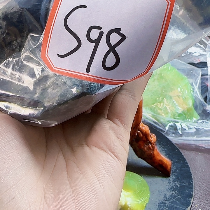 盛***缘未镶嵌蛇纹石玉岫玉原石