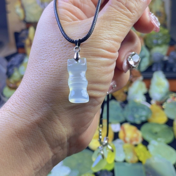 蛇纹石玉颈饰合金